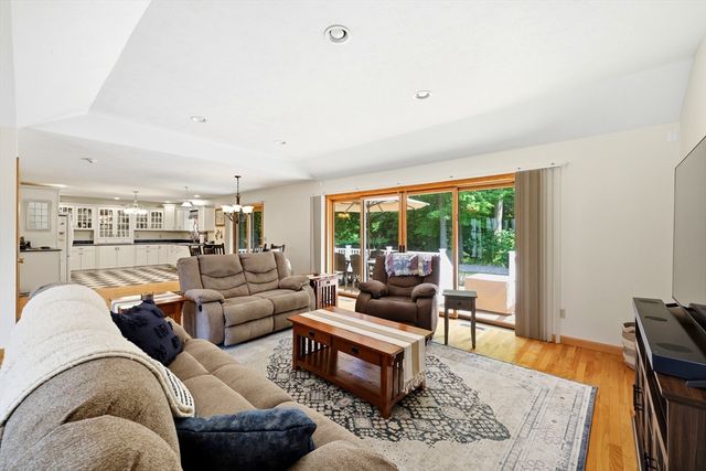 142 Oak Knoll Cir, Ludlow, MA 01056