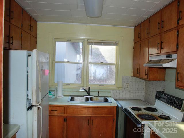 709 Wickins Drive, Hendersonville, NC 28791