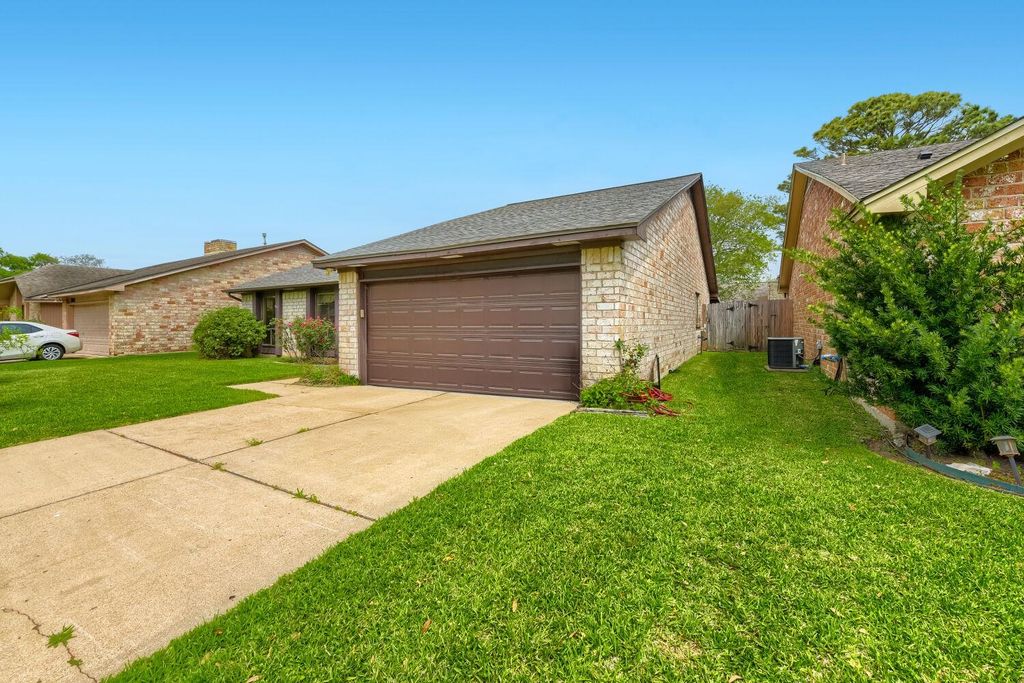 3115 Shawnee DR, Sugar Land, TX 77479