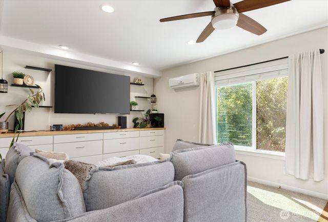 854 Burroughs Avenue, Oak Harbor, WA 98277