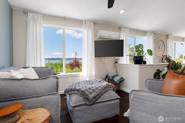 854 Burroughs Avenue, Oak Harbor, WA 98277