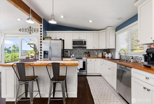 854 Burroughs Avenue, Oak Harbor, WA 98277