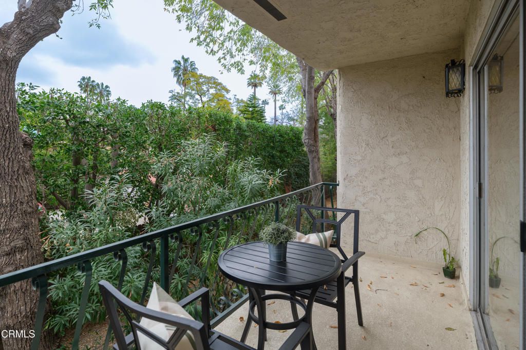 Image 10 of property listing at 420 S Madison Avenue 203, Pasadena, CA 91101