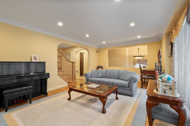 2709 W Sherwin Avenue, Chicago, IL 60645