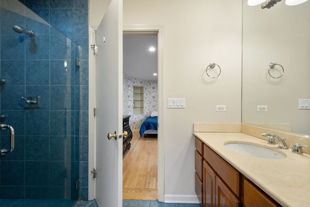 2709 W Sherwin Avenue, Chicago, IL 60645