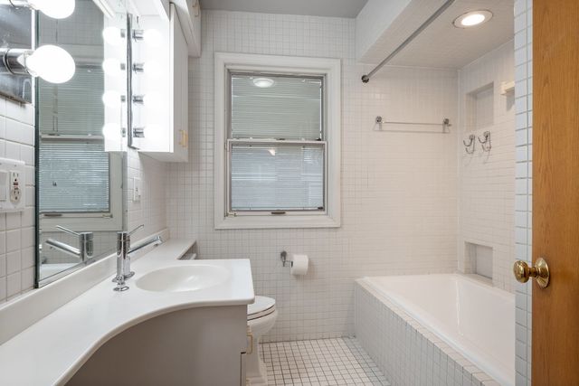 2709 W Sherwin Avenue, Chicago, IL 60645
