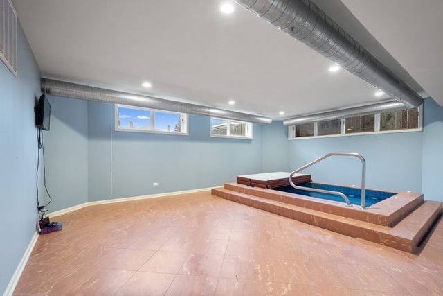 2709 W Sherwin Avenue, Chicago, IL 60645