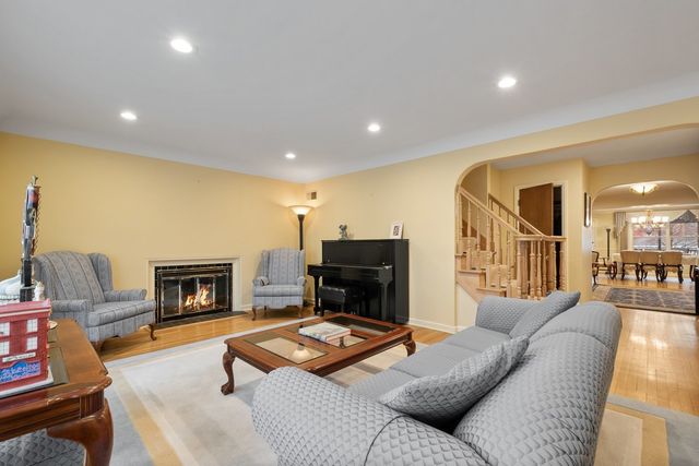 2709 W Sherwin Avenue, Chicago, IL 60645