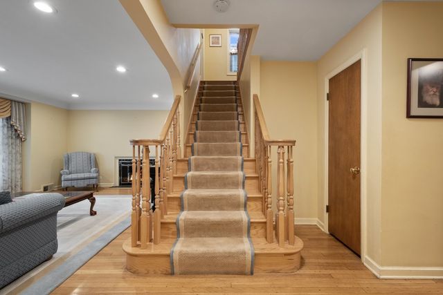 2709 W Sherwin Avenue, Chicago, IL 60645