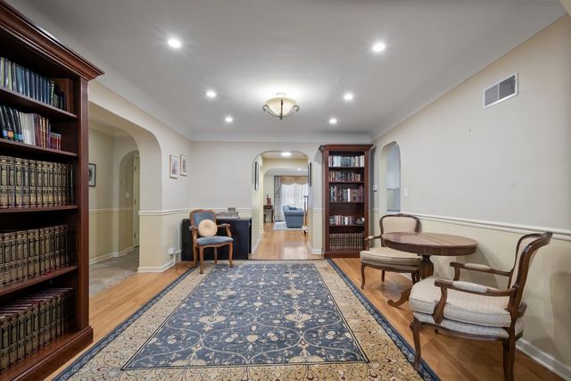 2709 W Sherwin Avenue, Chicago, IL 60645