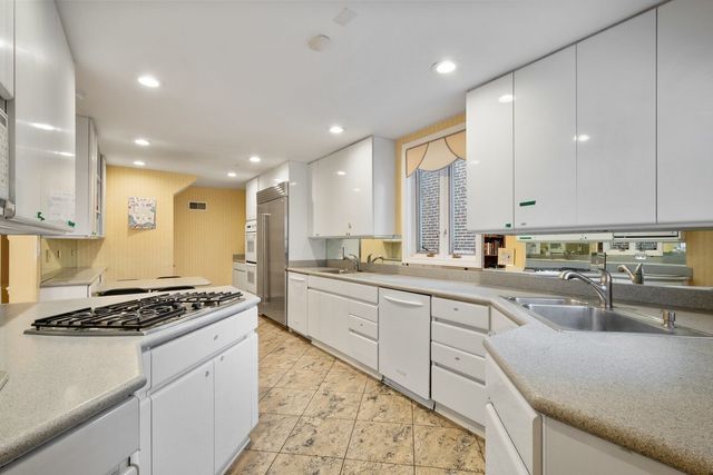 2709 W Sherwin Avenue, Chicago, IL 60645