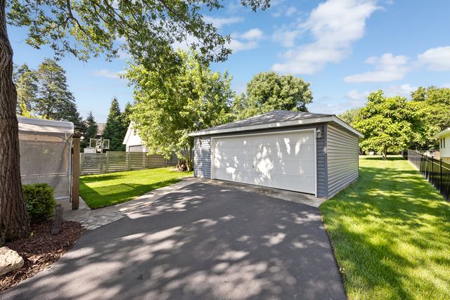 4600 Roslyn Road, Downers Grove, IL 60515