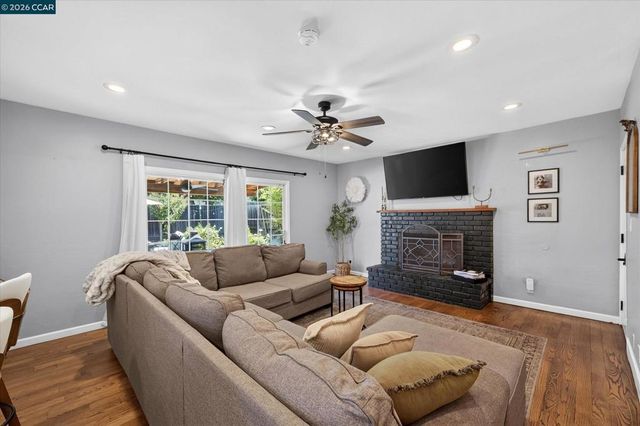 1560 American Beauty Dr, Concord, CA 94521