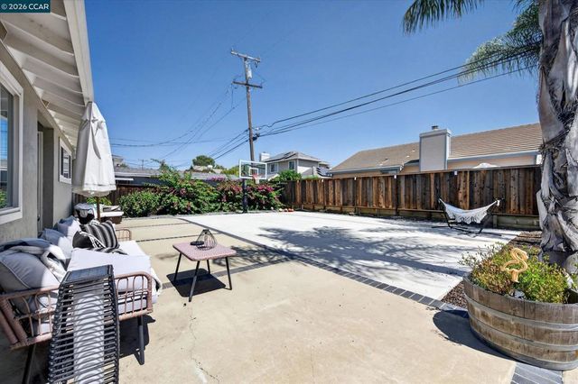 1560 American Beauty Dr, Concord, CA 94521