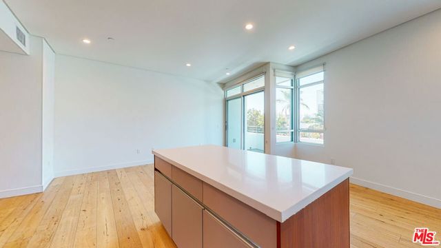 938 S ORANGE GROVE Avenue 201, Los Angeles, CA 90036