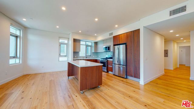 938 S ORANGE GROVE Avenue 201, Los Angeles, CA 90036