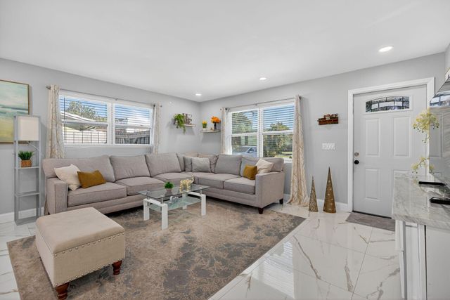 511 Iris Avenue, Palm Beach Gardens, FL 33410