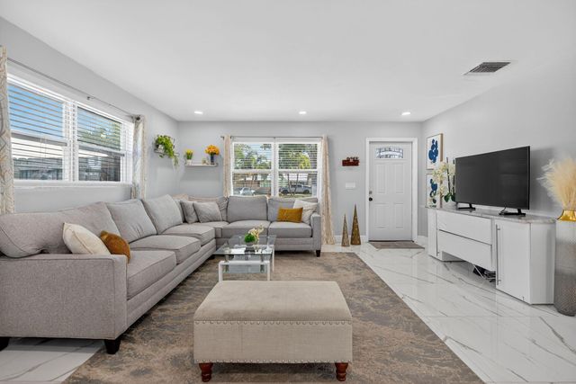 511 Iris Avenue, Palm Beach Gardens, FL 33410