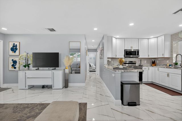 511 Iris Avenue, Palm Beach Gardens, FL 33410