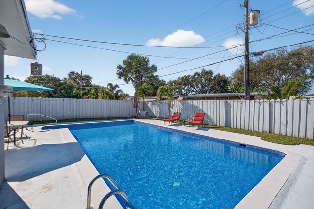 511 Iris Avenue, Palm Beach Gardens, FL 33410