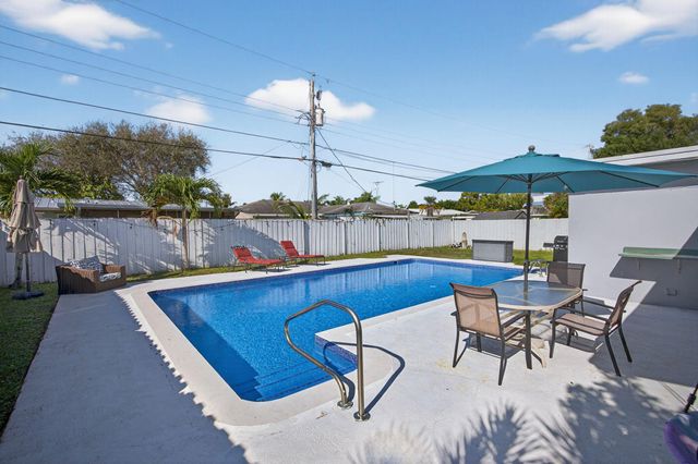 511 Iris Avenue, Palm Beach Gardens, FL 33410