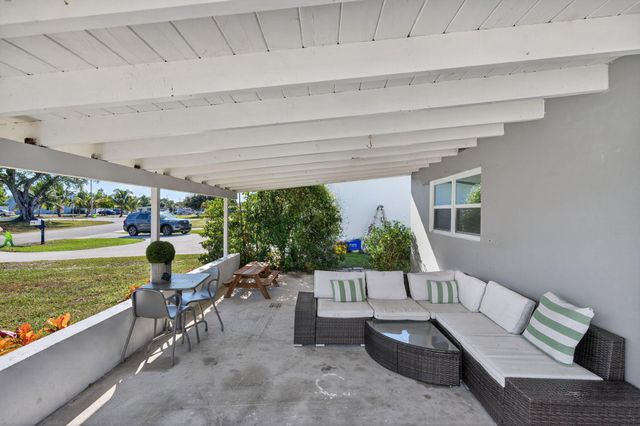 511 Iris Avenue, Palm Beach Gardens, FL 33410