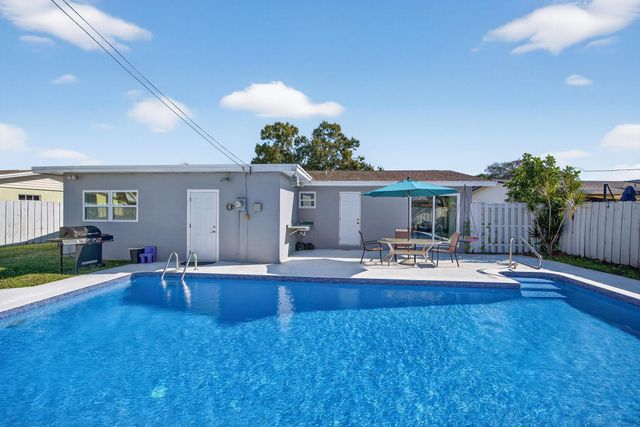 511 Iris Avenue, Palm Beach Gardens, FL 33410