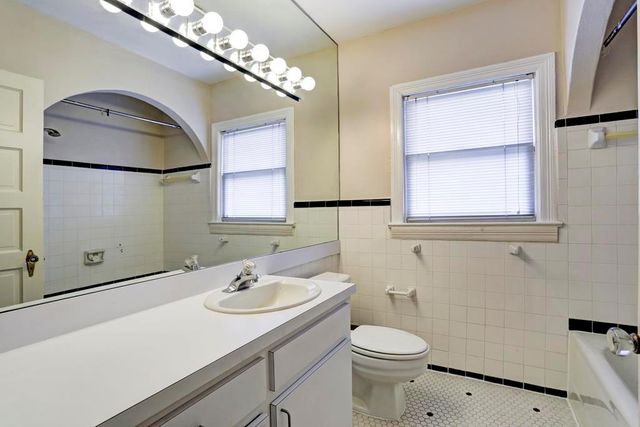 2127 Bartlett Street, Houston, TX 77098