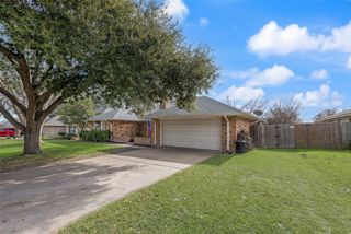 449 Meadowhill Drive, Benbrook, TX 76126