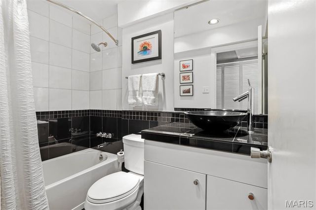 27 Chesterton Lane, Chesterfield, MO 63017