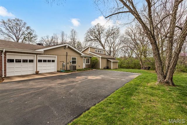 27 Chesterton Lane, Chesterfield, MO 63017