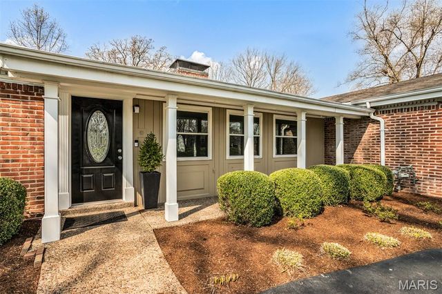 27 Chesterton Lane, Chesterfield, MO 63017