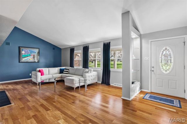 27 Chesterton Lane, Chesterfield, MO 63017