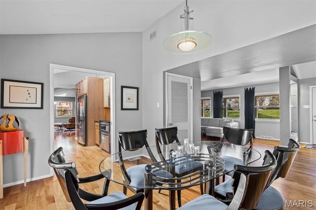 27 Chesterton Lane, Chesterfield, MO 63017