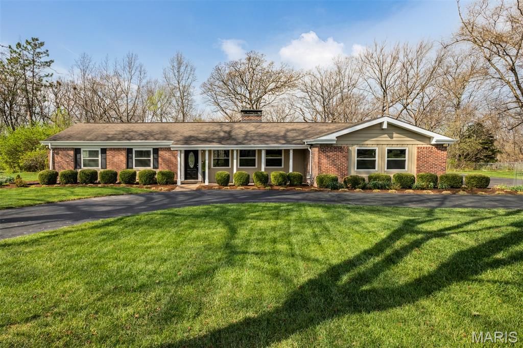 27 Chesterton Lane, Chesterfield, MO 63017