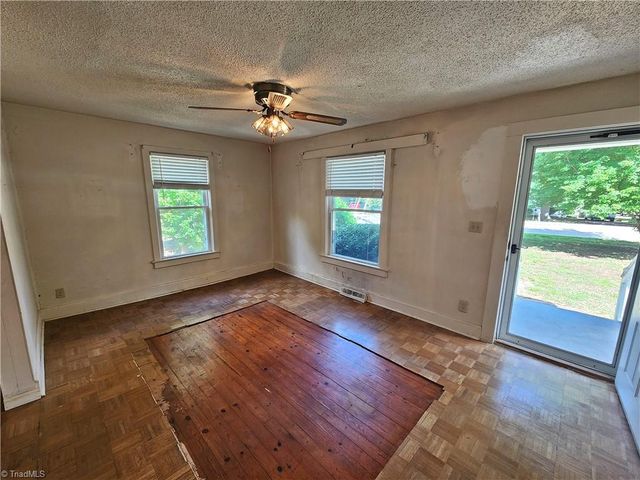 3021 Branderwood Drive, Greensboro, NC 27406