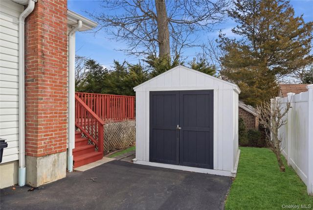 43 Ridgeway Boulevard, Bay Shore, NY 11706