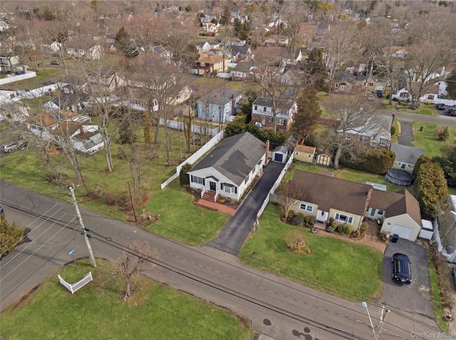 43 Ridgeway Boulevard, Bay Shore, NY 11706