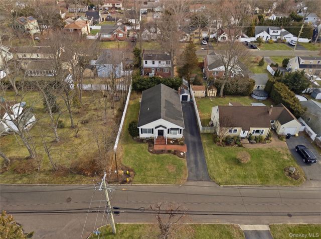 43 Ridgeway Boulevard, Bay Shore, NY 11706