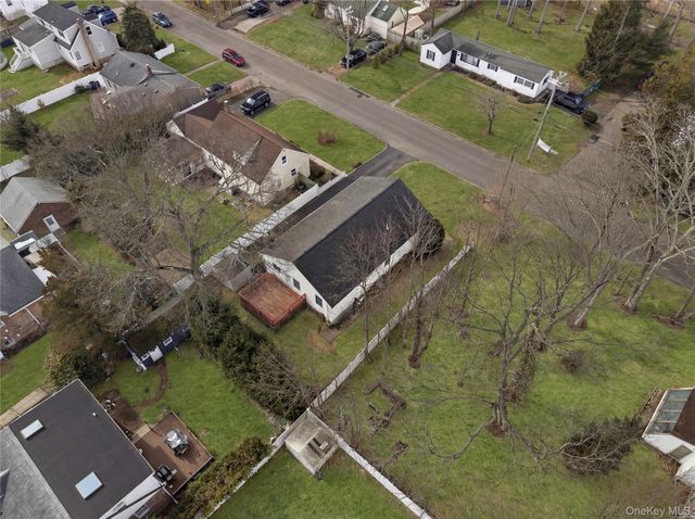 43 Ridgeway Boulevard, Bay Shore, NY 11706