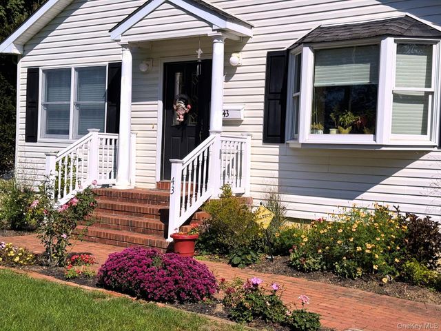43 Ridgeway Boulevard, Bay Shore, NY 11706