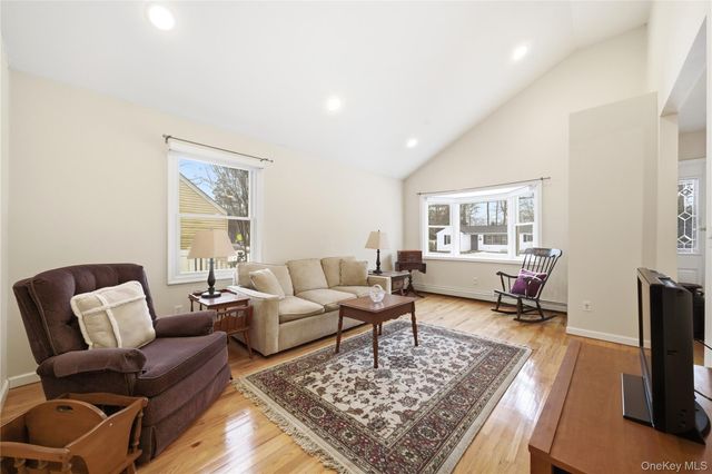 43 Ridgeway Boulevard, Bay Shore, NY 11706