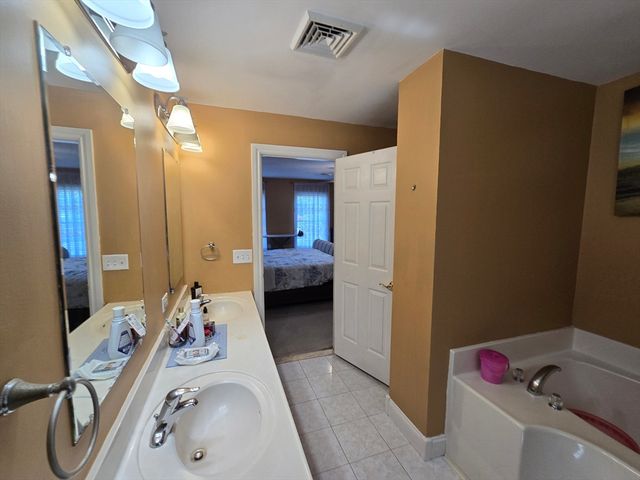 4 Panarelli Way, Webster, MA 01570
