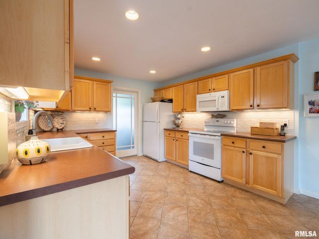 4104 S LAKE CAMELOT Drive, Mapleton, IL 61547