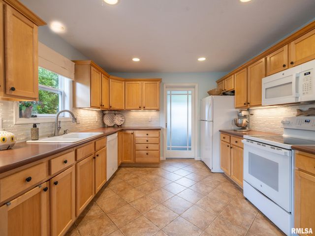 4104 S LAKE CAMELOT Drive, Mapleton, IL 61547