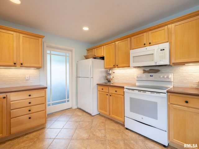 4104 S LAKE CAMELOT Drive, Mapleton, IL 61547