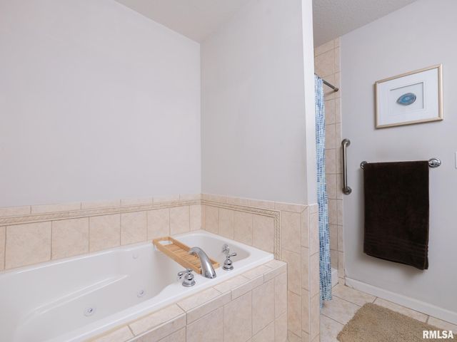4104 S LAKE CAMELOT Drive, Mapleton, IL 61547