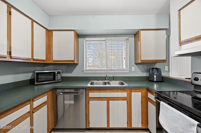 2 Lake Ave, Louisville, KY 40206