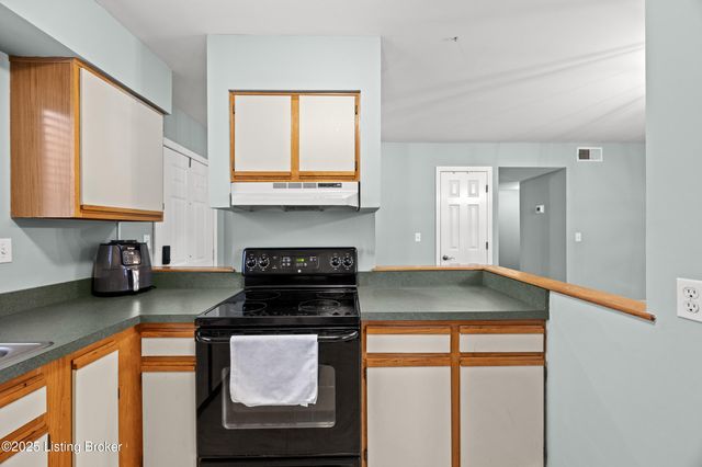 2 Lake Ave, Louisville, KY 40206