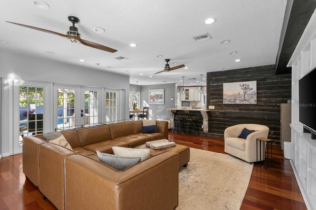 10402 OAKBROOK DRIVE, Tampa, FL 33618